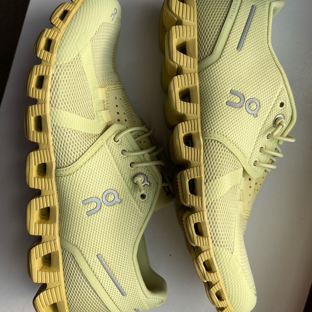 ON cloud X Women’s size 6